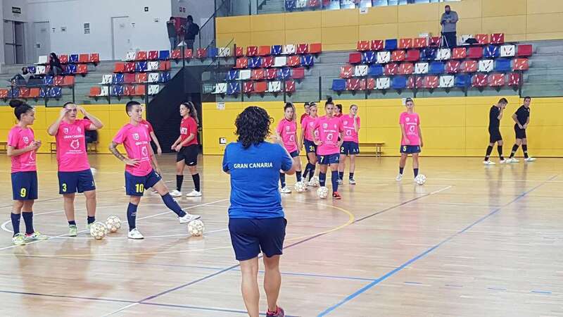 Cristina Gimeno dando instrucciones a su equipo/TA.